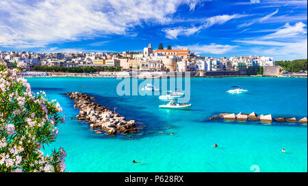 Schönes Dorf, Panoramablick von Otranto, Apulien, Italien. Stockfoto