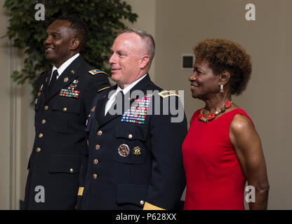 Brig. Gen. Richard Sele, 108 Ausbildung Befehl Stellvertretenden Kommandierenden General (Mitte), ist die von pensionierten Oberstleutnant Cols verbunden. James Davis (links) und Dianne Fischer (rechts) auf der North Carolina A&T State University ROTC Hall of Fame Induktion Zeremonie in Greensboro, N.C., 14.04.2016. Die Veranstaltung wurde mit dem Alumni Center als Teil der hundertjährigen Feier der Reserve Officers' Training Corps statt. (U.S. Armee foto Sgt. 1. Klasse Brian Hamilton/freigegeben) Stockfoto