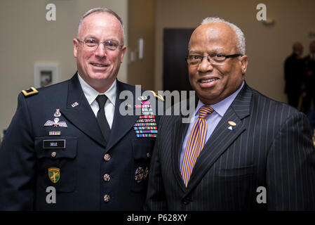 Brig. Gen. Richard Sele, 108 Ausbildung Befehl Stellvertretenden Kommandierenden General (links), erhält ein Foto op mit pensionierten Command Sgt. Maj. John Scott (rechts) auf der North Carolina A&T State University ROTC Hall of Fame Induktion Zeremonie in Greensboro, N.C., 14.04.2016. Scott als Senior Advisor an der Schule von 1986 bis 1988 eingetragen. Sele wurde in der Schule ROTC Hall of Fame am 26.04.14, 2016 eingesetzt. Die Veranstaltung wurde mit dem Alumni Center als Teil der hundertjährigen Feier der Reserve Officers' Training Corps statt. (U.S. Armee foto Sgt. 1. Klasse Brian Hamilton/freigegeben) Stockfoto