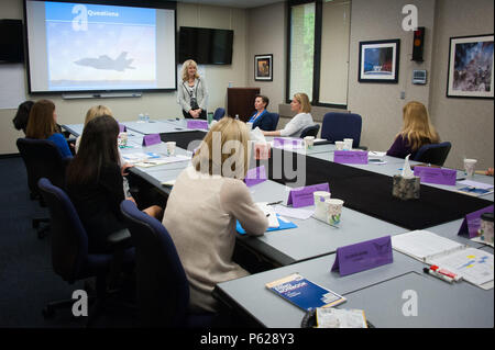 Maxwell AFB, Ala - Cheryl Roberson, Ehefrau von Generalleutnant Darryl Roberson, Kommandeur der Luft Bildung und Ausbildung Befehl, bietet Mentoring aus der Sicht des großen Befehl Ehegatten die Ehegatten über von der Air Force, das Wing Commander Ehegatten Kurs an der Ira C. Eaker Zentrum für professionelle Entwicklung, 11. April 2016 an. (U.S. Air Force Foto von Melanie Rodgers Cox) Stockfoto