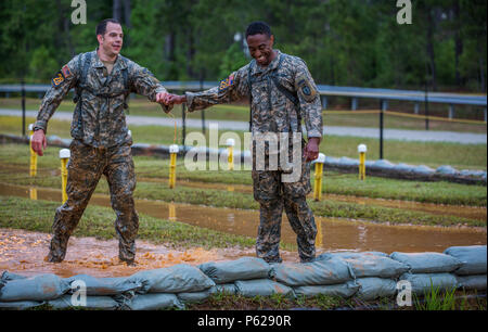 U.S. Army Ranger 1 Sgt. Brett Gräber, und Sgt zugeordnet. Maj. teodulo Garcia, Teilnahme am besten Ranger Wettbewerb an Ft. Benning, Ga, 15. April 2016. Die 33. jährliche David E. Grange jr. Am besten Ranger Wettbewerb 2016 ist eine dreitägige Veranstaltung, bestehend aus Herausforderungen Wettbewerber des körperlichen, geistigen und technischen Fähigkeiten. (U.S. Armee Foto von Pfc. Christopher Brecht/Freigegeben) Stockfoto