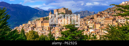 Beeindruckende Caccamo Dorf, mit Blick auf alte Burg und Berge, Sizilien, Italien. Stockfoto