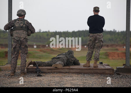 U.S. Army Staff Sgt. Nicholas Vandre und SPC. Victor Schwarz, zu 75th Ranger Regiment zugeordnet, Qualifizieren mit ihrer M4-Sturmgewehr gegen Pop up Ziele während der Stress schießen auf Malone Reihe 11, Fort Benning, Ga, 15. April 2016. Die 33. jährliche besten Ranger Wettbewerb 2016 ist eine dreitägige Veranstaltung, bestehend aus Herausforderungen Wettbewerber des körperlichen, geistigen und technischen Fähigkeiten zu Ehren von Generalleutnant David E. Grange, Jr. auf Ft. Benning, Ga, 15. April 2016. (U.S. Armee Foto von Sgt. Austin BernerReleased) Stockfoto