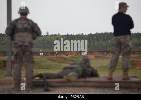 U.S. Army Staff Sgt. Nicholas Vandre und SPC. Victor Schwarz, zu 75th Ranger Regiment zugeordnet, Qualifizieren mit ihrer M4-Sturmgewehr gegen Pop up Ziele während der Stress schießen auf Malone Reihe 11, Fort Benning, Ga, 15. April 2016. Die 33. jährliche besten Ranger Wettbewerb 2016 ist eine dreitägige Veranstaltung, bestehend aus Herausforderungen Wettbewerber des körperlichen, geistigen und technischen Fähigkeiten zu Ehren von Generalleutnant David E. Grange, Jr. auf Ft. Benning, Ga, 15. April 2016. (U.S. Armee Foto von Sgt. Austin BernerReleased) Stockfoto