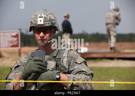 Us Army 1st Lieutenant Eric Seidel wartet geduldig auf seine Schlacht buddy Staff Sgt. Carlos Mercado, 82nd Airborne Division, mit seinem M4 Sturmgewehr während der Stress schießen auf Malone 15, Fort Benning, Ga, 15. April 2016 zu qualifizieren. Die 33. jährliche besten Ranger Wettbewerb 2016 ist eine dreitägige Veranstaltung, bestehend aus Herausforderungen Wettbewerber des körperlichen, geistigen und technischen Fähigkeiten zu Ehren von Generalleutnant David E. Grange, Jr. auf Ft. Benning, Ga, 15. April 2016. (U.S. Armee Foto von Sgt. Austin BernerReleased) Stockfoto