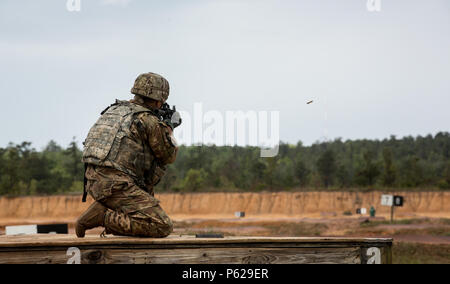 Us Army 1st Lieutenant Nicholas Kiser, 2 Infanterie Division, engagiert sich bewegliche Ziele eine M4 während der besten Ranger Wettbewerb an Ft. Benning, Ga, 15. April 2016. Die 33. jährliche David E. Grange jr. Am besten Ranger Wettbewerb 2016 ist eine dreitägige Veranstaltung, bestehend aus Herausforderungen, test Wettbewerber physischen, geistigen und technischen Fähigkeiten. (U.S. Armee Foto von SPC. Steven Hitchcock/Freigegeben) Stockfoto