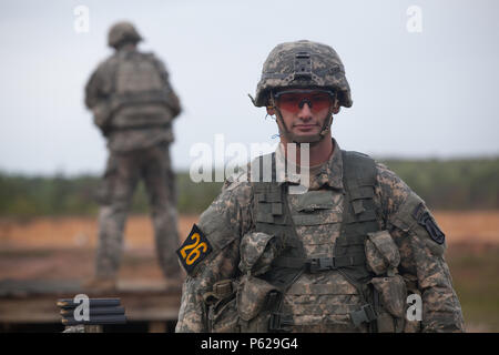 U.S. Army Staff Sgt. Patrick Tinsley, 173Rd Airborne Division, wartet geduldig auf seine Schlacht buddy Sgt. Benjamin Mansfield zu mit seinem M4 Sturmgewehr während der Stress schießen auf Malone 15, Fort Benning, Ga, 15. April 2016 qualifizieren. Die 33. jährliche besten Ranger Wettbewerb 2016 ist eine dreitägige Veranstaltung, bestehend aus Herausforderungen Wettbewerber des körperlichen, geistigen und technischen Fähigkeiten zu Ehren von Generalleutnant David E. Grange, Jr. auf Ft. Benning, Ga, 15. April 2016. (U.S. Armee Foto von Sgt. Austin BernerReleased) Stockfoto