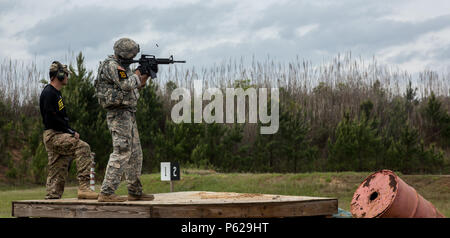 Us Army 1st Lieutenant Christian Bräutigam, 1 Rüstung Geschäftsbereich zugeordnet sind, engagiert sich Ziele auf einem M4 während der besten Ranger Wettbewerb an Ft. Benning, Ga, 15. April 2016. Die 33. jährliche David E. Grange jr. Am besten Ranger Wettbewerb 2016 ist eine dreitägige Veranstaltung, bestehend aus Herausforderungen, test Wettbewerber physischen, geistigen und technischen Fähigkeiten. (U.S. Armee Foto von SPC. Steven Hitchcock/Freigegeben) Stockfoto