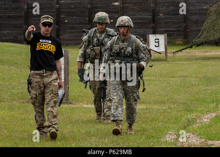 Us Army 1st Lieutenant Cody Küken und 2nd Lieutenant Zachary Hayes, an der 82nd Airborne Division zugewiesen sind, aus der die M4 während der besten Ranger Wettbewerb an Ft. Benning, Ga, 15. April 2016. Die 33. jährliche David E. Grange jr. Am besten Ranger Wettbewerb 2016 ist eine dreitägige Veranstaltung, bestehend aus Herausforderungen, test Wettbewerber physischen, geistigen und technischen Fähigkeiten. (U.S. Armee Foto von SPC. Steven Hitchcock/Freigegeben) Stockfoto