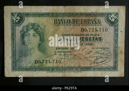 DINERO: BILLETE DE CINCO PESETAS DE 1935. ANVERSO: BUSTO MUJER COMO ALEGORIA A LA REPUBLICA. LEYENDAS: CERTIFICADO DE PLATA Y DE CURSO LEGAL. REVERSO: SÜNDE FONDO. MEDIDA: 89 x 50 mm. Stockfoto