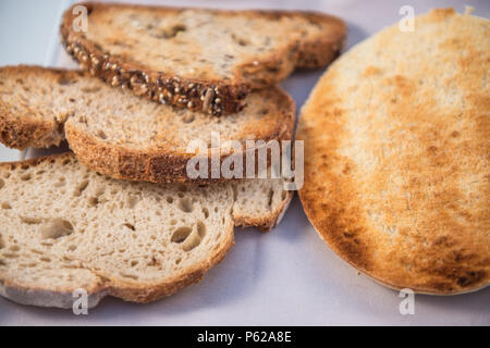 Schichten verschiedener Arten von Toast Brot Stockfoto