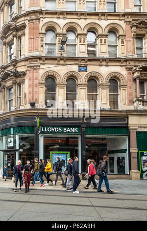Fußgänger wandern in Corporation Street im Zentrum von Birmingham, außerhalb einer Lloyds Bank Filiale; West Midlands, England, Großbritannien Stockfoto