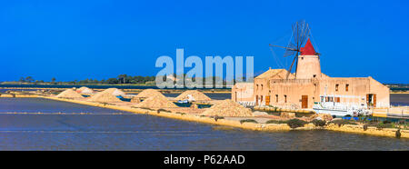 Beeindruckende Windmühle und Kochsalzlösung in Marsala, Sizilien, Italien. Stockfoto