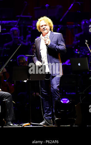 Mick Hucknall führt auf der Bühne mit Quincy Jones in der O2 in London. Stockfoto