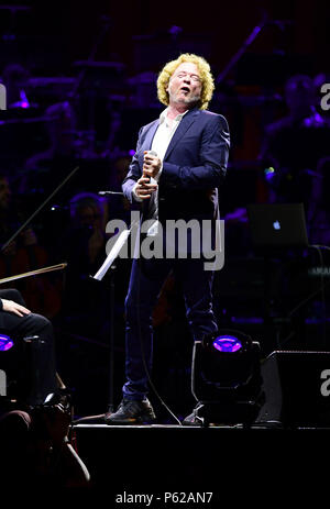 Mick Hucknall führt auf der Bühne mit Quincy Jones in der O2 in London. Stockfoto