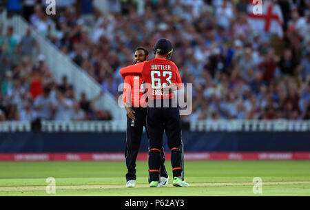 England's Adil Rashid und Jos Buttler feiern Die wicket von Australiens Aaron Finch während die Vitalität der Internationalen 20 20 Match bei Edgbaston, Birmingham. Stockfoto