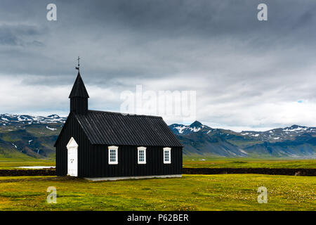 Schwarze hölzerne Kirche Budakirkja Stockfoto