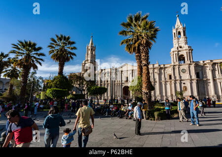 Die Basilika Kathedrale von Arequipa ist in der 'Plaza de Armas' der Stadt Arequipa, Provinz von Arequipa, Peru Stockfoto