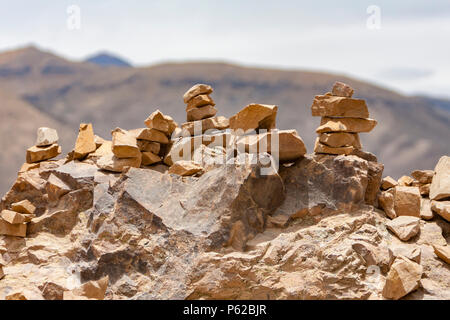 Stein stack (Apacheta) im Colca Canyon in Arequipa, Peru. Stockfoto