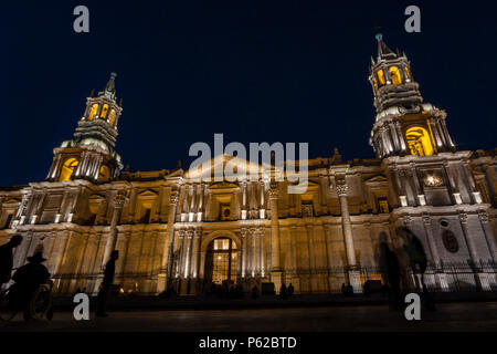 Die Basilika Kathedrale von Arequipa ist in der 'Plaza de Armas' der Stadt Arequipa, Provinz von Arequipa, Peru. Stockfoto