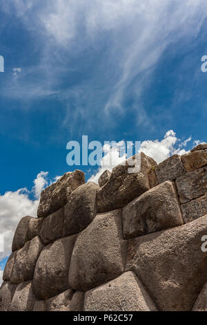 Sacsayhuamán ist eine Zitadelle am nördlichen Rande der Stadt Cusco, Peru Stockfoto