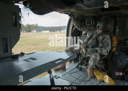 Sgt. Carlton Quenneville, Crew Chief, Charlie Company, 3.BATAILLON, 126 Aviation Regiment (Air Ambulance), wirft den Flachbettscanner für einen Unfall bei der Verteidigung und Unterstützung der zivilen Behörden bei der Army Aviation Support Facility, South Burlington, VT April 2, 2016. Die Ausbildung ist die Vorbereitung für die Wachsam Guard, National Emergency Response Übung. (U.S. Army National Guard Foto von SPC. Avery Cunningham) Stockfoto