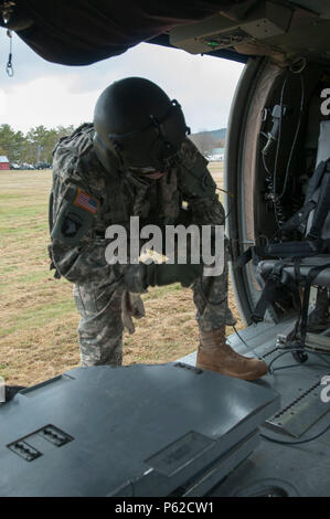 Sgt. Carlton Quenneville, Crew Chief, Charlie Company, 3.BATAILLON, 126 Aviation Regiment (Air Ambulance), unhooks seine LAN-Verbindung während der Verteidigung und Unterstützung der zivilen Behörden bei der Army Aviation Support Facility, South Burlington, VT April 2, 2016. Die Ausbildung ist die Vorbereitung für die Wachsam Guard, National Emergency Response Übung. (U.S. Army National Guard Foto von SPC. Avery Cunningham) Stockfoto