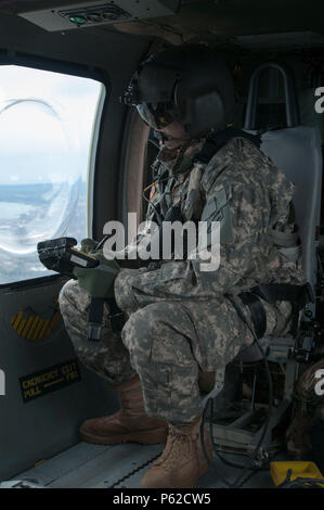 Sgt. Carlton Quenneville, Crew Chief, Charlie Company, 3.BATAILLON, 126 Aviation Regiment (Air Ambulance), macht sich Notizen während der Verteidigung und Unterstützung der zivilen Behörden bei der Army Aviation Support Facility, South Burlington, VT April 2, 2016. Die Ausbildung ist die Vorbereitung für die Wachsam Guard, National Emergency Response Übung. (U.S. Army National Guard Foto von SPC. Avery Cunningham) Stockfoto