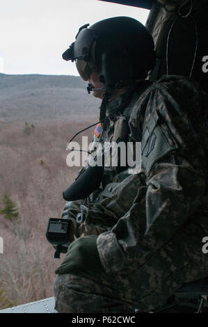 Sgt. Carlton Quenneville, Crew Chief, Charlie Company, 3.BATAILLON, 126 Aviation Regiment (Air Ambulance), Erhebungen der Bereich bei der Verteidigung und Unterstützung der zivilen Behörden bei der Army Aviation Support Facility, South Burlington, VT April 2, 2016. Die Ausbildung ist die Vorbereitung für die Wachsam Guard, National Emergency Response Übung. (U.S. Army National Guard Foto von SPC. Avery Cunningham) Stockfoto