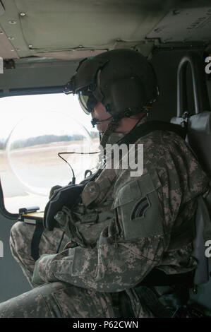 Sgt. Carlton Quenneville, Crew Chief, Charlie Company, 3.BATAILLON, 126 Aviation Regiment (Air Ambulance), nimmt seinen Sitz bei der Verteidigung und Unterstützung der zivilen Behörden bei der Army Aviation Support Facility, South Burlington, VT April 2, 2016. Die Ausbildung ist die Vorbereitung für die Wachsam Guard, National Emergency Response Übung. (U.S. Army National Guard Foto von SPC. Avery Cunningham) Stockfoto