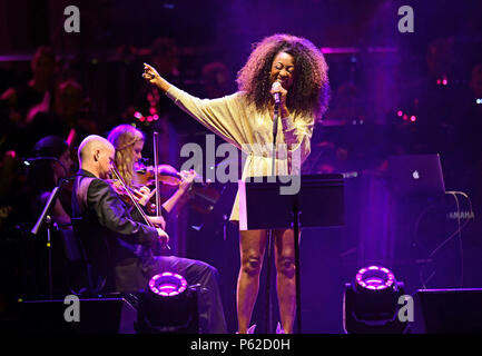 Beverley Knight führt auf der Bühne mit Quincy Jones in der O2 in London. Stockfoto