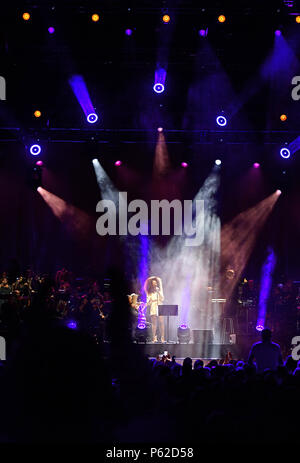 Beverley Knight führt auf der Bühne mit Quincy Jones in der O2 in London. Stockfoto