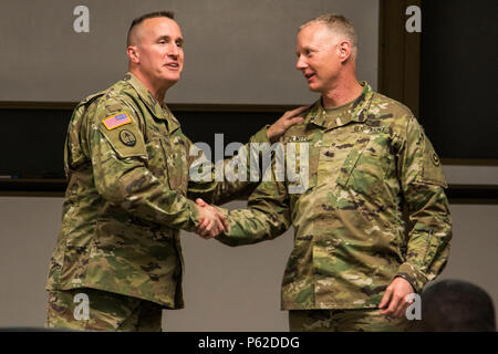 Brig. Gen. Brian Alvin, Direktor der Armee finden Engagement Cell-Pacific, präsentiert Brig. General David Elwell, 311 Sustainment Command (Auslandseinsätze) Kommandierender General, mit seiner Münze nach dem 311 ESC jährliche Schulung Kurze am 2. April 2016 in Port Hueneme, Calif 311 ESC Brigade Kommandanten und Sergeant Majors präsentiert prognostizierten Budgets, Schulungen und Implementierungen für das kommende Geschäftsjahr. - US-Armee Foto von SPC Timothy Yao Stockfoto