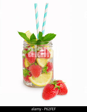 Erdbeer Limonade mit Zitronenscheiben. Getränk im Glas. Hausgemachte Limonade auf weißem Hintergrund. Getränke für eine Partei. Stockfoto