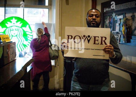 Philadelphia, USA, 16. April 2018. Nach der Festnahme von zwei schwarze Männer, die Badezimmer in einem Philadelphia Starbucks zu verwenden, interreligiöse Gruppen protestierten der Store für die Nichterfüllung der rassische Vorurteile und Rolle in der Gentrifizierung. Stockfoto