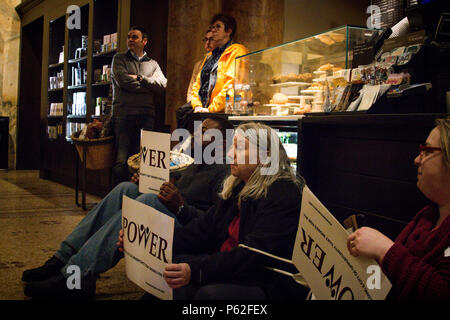 Philadelphia, USA, 16. April 2018. Nach der Festnahme von zwei schwarze Männer, die Badezimmer in einem Philadelphia Starbucks zu verwenden, interreligiöse Gruppen protestierten der Store für die Nichterfüllung der rassische Vorurteile und Rolle in der Gentrifizierung. Stockfoto