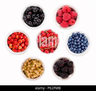 Festlegen verschiedener Beeren. Erdbeeren, Johannisbeeren, Himbeeren, Heidelbeeren und Blackberry. Collage aus verschiedenen Früchten und Beeren isoliert auf Weiss. Reif und t Stockfoto