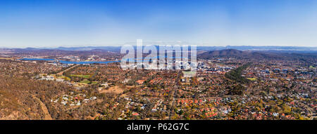 Breite erhöhten Antenne Panorama von Canberra City CBD Vorort und Capitol Hill Federal District um Lake Burley Griffin. Stockfoto