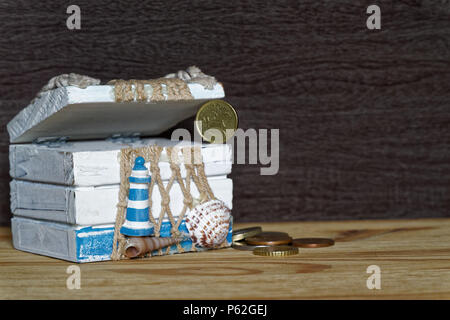 Geschäftskonzept Vintage dekorative Truhe mit Euro-münzen am Holztisch. Stockfoto