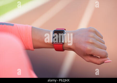 Sport Frau suchen Bei smart Watch Stockfoto