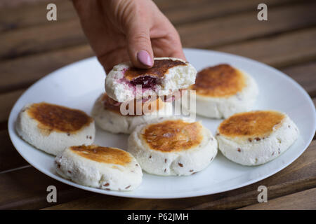 Süße Käse Pfannkuchen mit Kirschen Füllung auf einer Platte Stockfoto