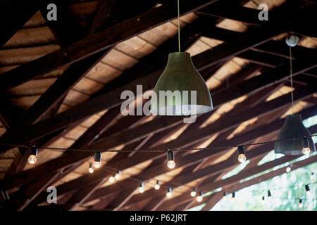Lampen von der Decke eines hölzernen Zelt, Terrasse ausgesetzt. Veranda Beleuchtung Stockfoto