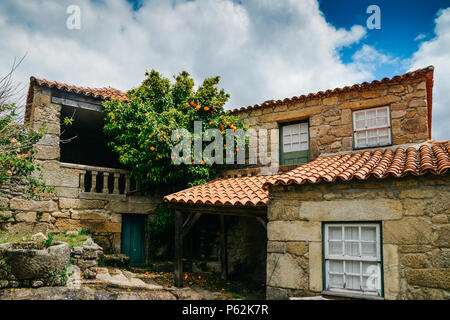 Sortelha historischen Bergdorfes, innerhalb der mittelalterlichen Stadtmauern gebaut, in Portugal historisches Dorf Route enthaltenen Stockfoto