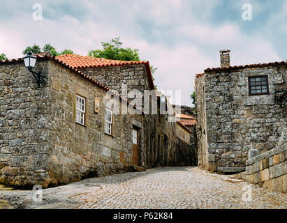 Sortelha historischen Bergdorfes, innerhalb der mittelalterlichen Stadtmauern gebaut, in Portugal historisches Dorf Route enthaltenen Stockfoto