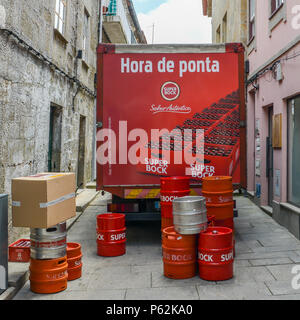 Berühmte portugiesische Bier Super Bock in Container entladen von Lkw Stockfoto