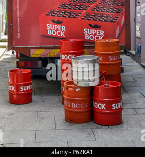 Berühmte portugiesische Bier Super Bock in Container entladen von Lkw Stockfoto