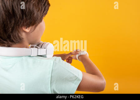 Guter Junge trägt eine moderne Uhr Stockfoto