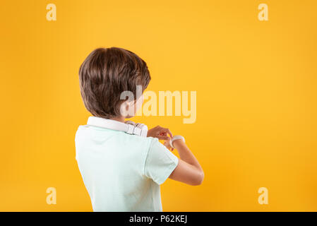 Smart Junge trägt eine moderne Uhr Stockfoto