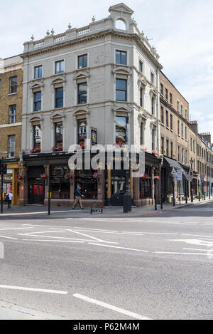 Die zehn Glocken Pub an der Ecke der Commercial Street und Fournier Street, Spitalfields, London, England, Großbritannien Stockfoto