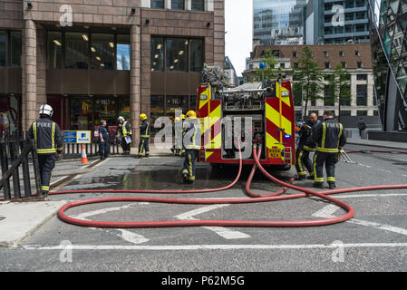 London Fire Brigade Crews und Feuerwehrleute nehmen an einem Notfall in St. Teil Mary Axe und Undershaft in der City of London Stockfoto